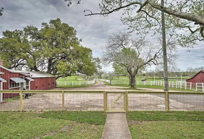 Pet Friendly Schulenburg Farmhouse W/ Pool!