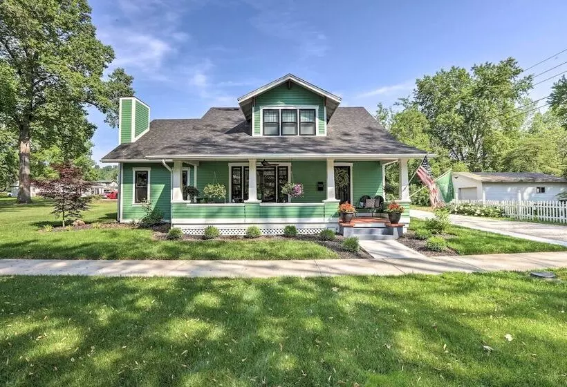 Renovated Craftsman House W/ Patio & Fire Pit!