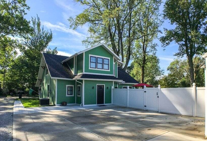 Renovated Craftsman House W/ Patio & Fire Pit!
