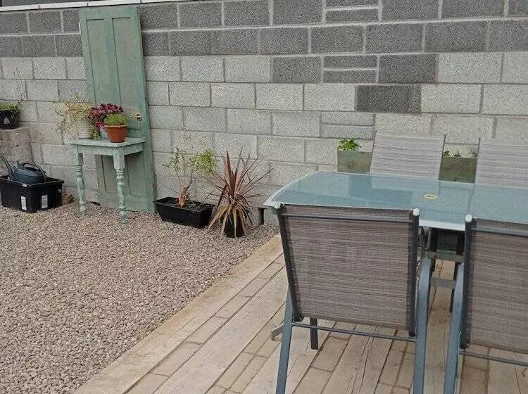 Residenssi 2 Bedrooms/sleeps 4/free Wifi/parking/outdoor Area