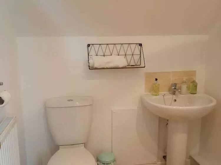 Residenssi 2 Bedrooms/sleeps 4/free Wifi/parking/outdoor Area