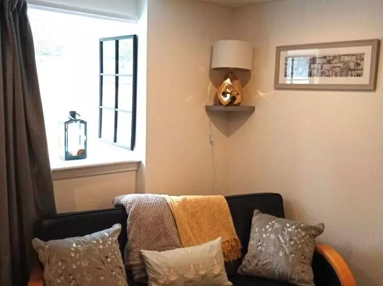 Residenssi 2 Bedrooms/sleeps 4/free Wifi/parking/outdoor Area