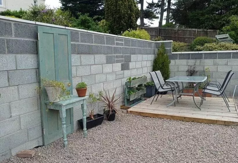 Residenssi 2 Bedrooms/sleeps 4/free Wifi/parking/outdoor Area