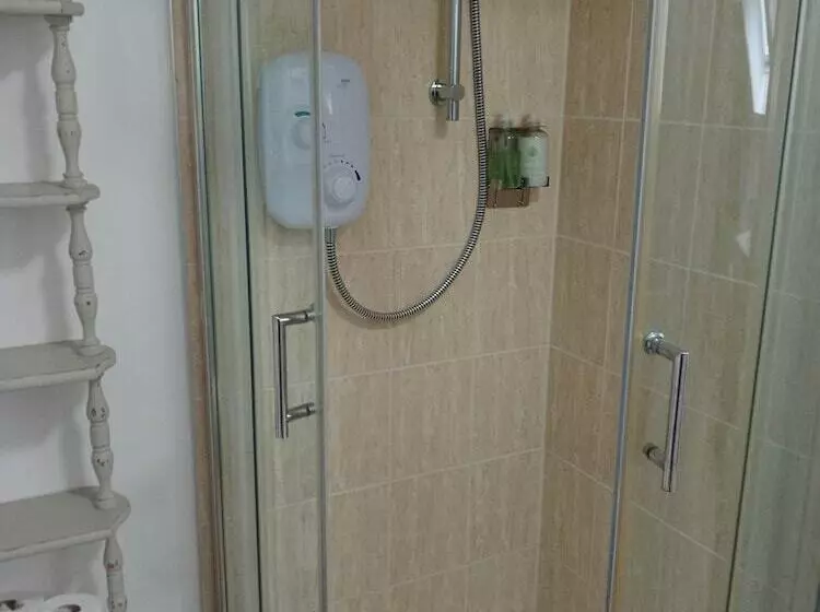 Residenssi 2 Bedrooms/sleeps 4/free Wifi/parking/outdoor Area