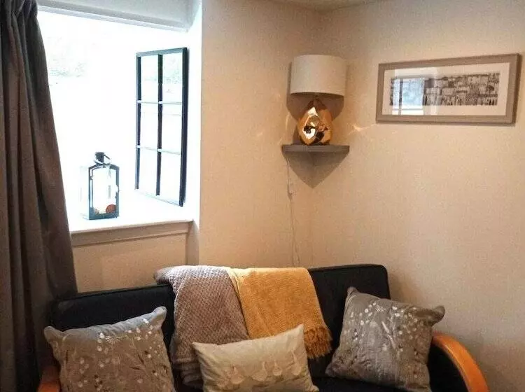 Residenssi 2 Bedrooms/sleeps 4/free Wifi/parking/outdoor Area