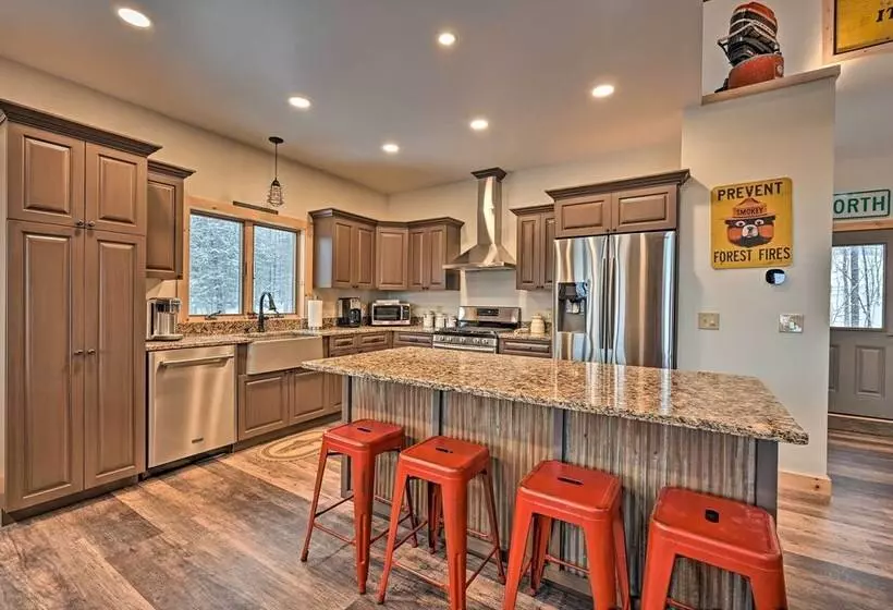 Rustic 3 Story Pittsburg Cabin W/ Lake & Mtn Views