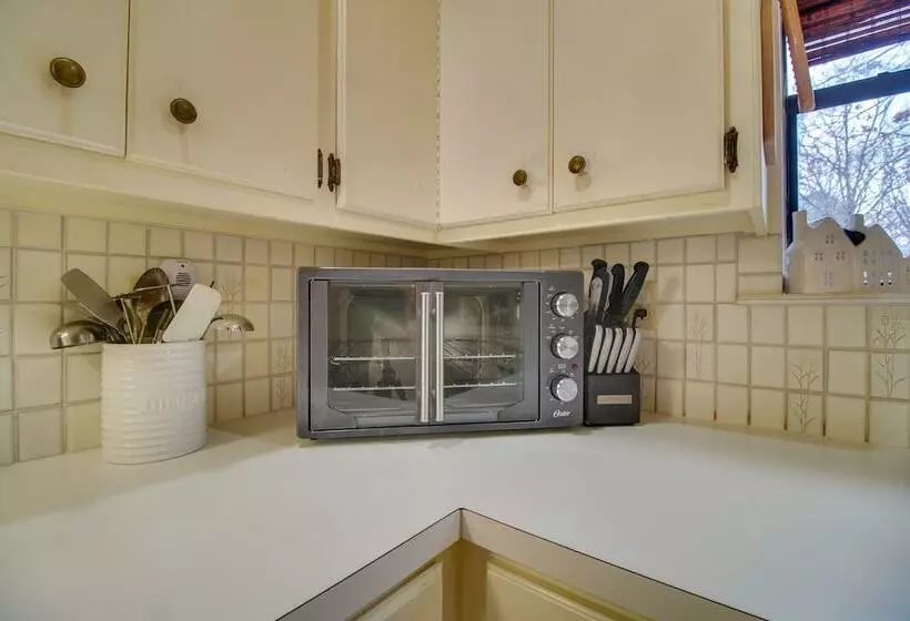 Tahlequah Duplex W/ Screened In Porch & Fire Pit!