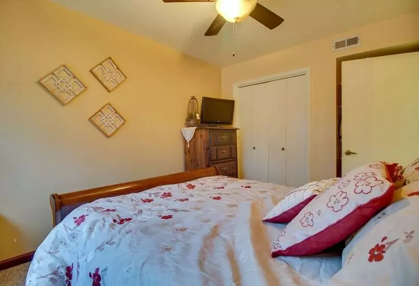 Tahlequah Duplex W/ Screened In Porch & Fire Pit!