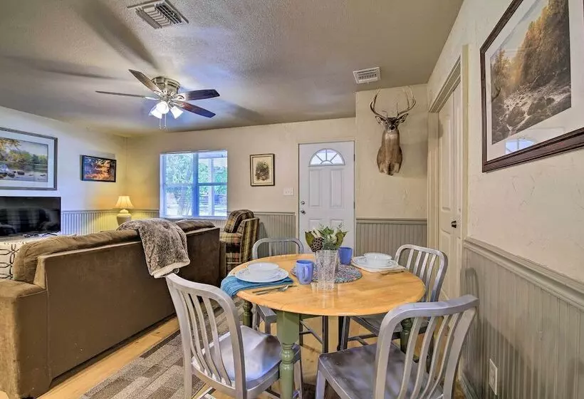 Utopia Family Home, 2 Blocks To Utopia Park!