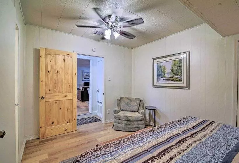 Utopia Family Home, 2 Blocks To Utopia Park!