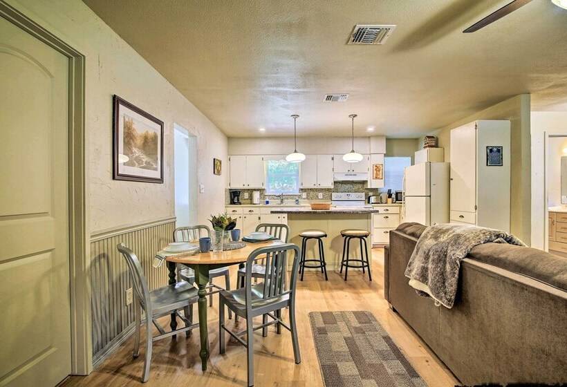 Utopia Family Home, 2 Blocks To Utopia Park!