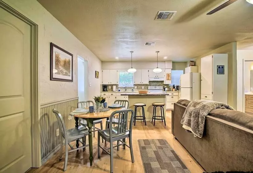 Utopia Family Home, 2 Blocks To Utopia Park!