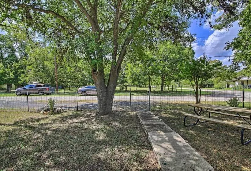 Utopia Family Home, 2 Blocks To Utopia Park!