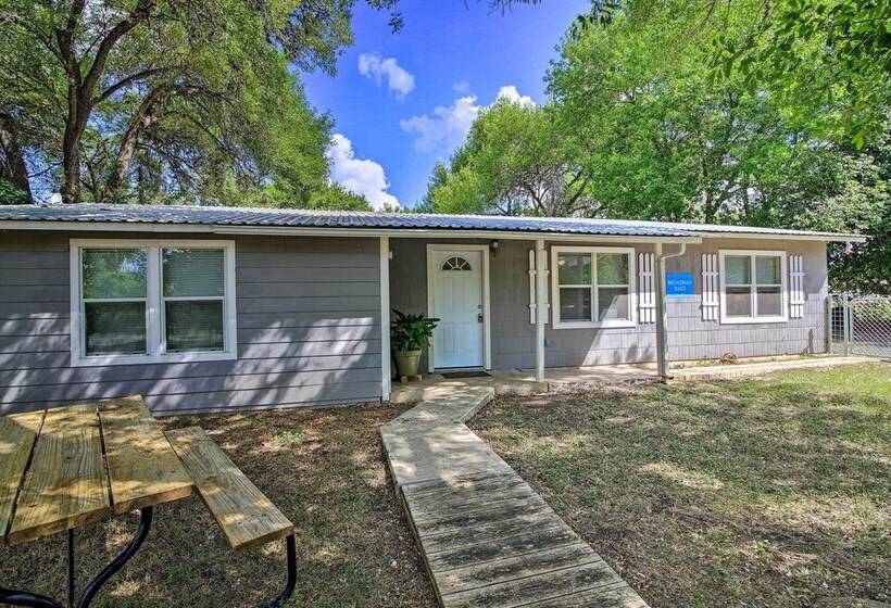 Utopia Family Home, 2 Blocks To Utopia Park!