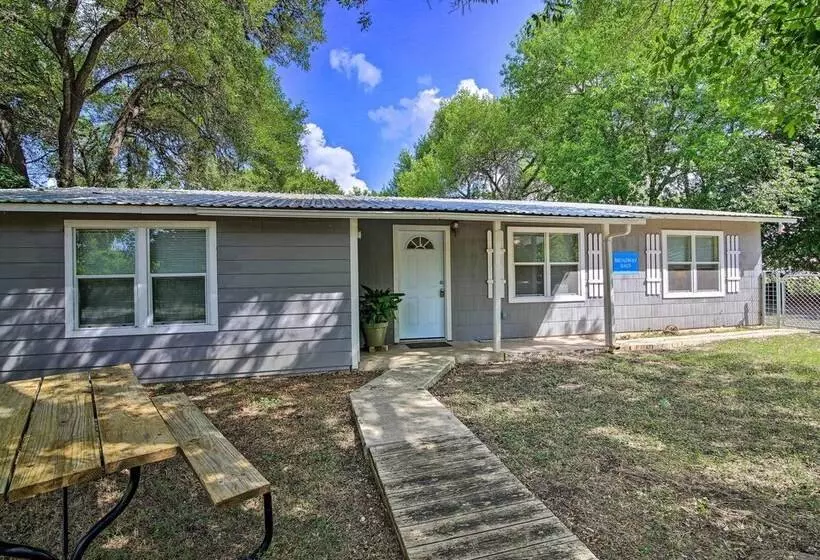 Utopia Family Home, 2 Blocks To Utopia Park!