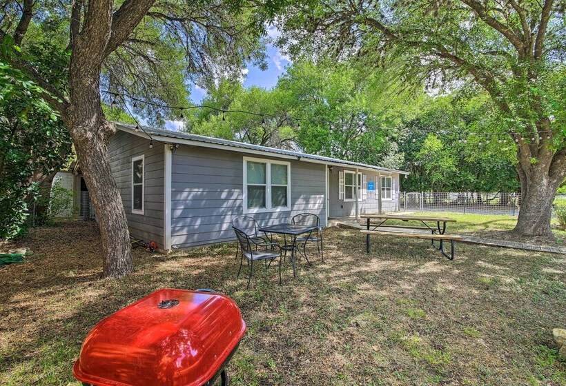 Utopia Family Home, 2 Blocks To Utopia Park!