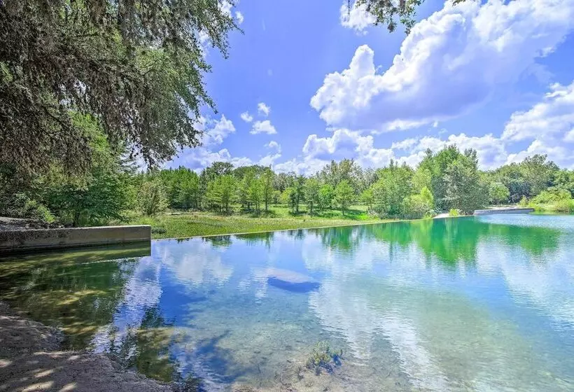 Utopia Family Home, 2 Blocks To Utopia Park!