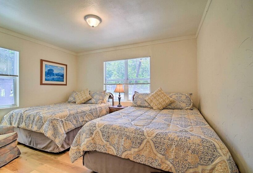 Utopia Family Home, 2 Blocks To Utopia Park!