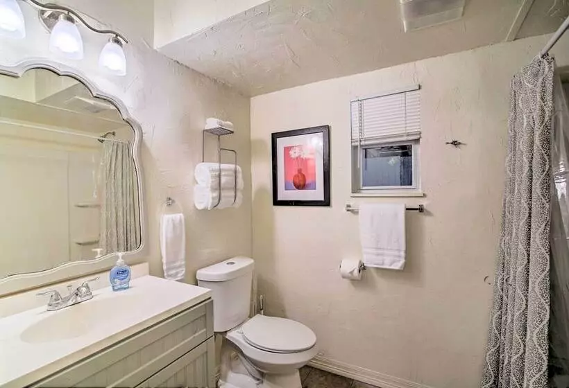 Utopia Family Home, 2 Blocks To Utopia Park!