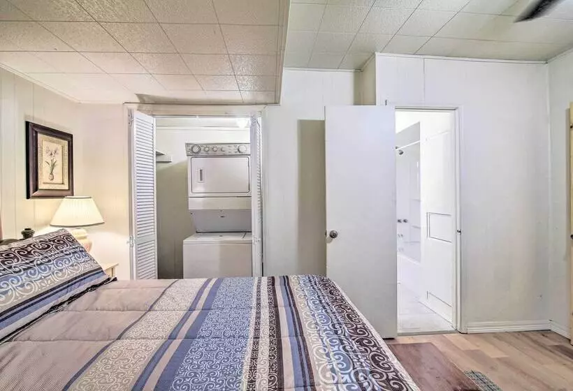 Utopia Family Home, 2 Blocks To Utopia Park!