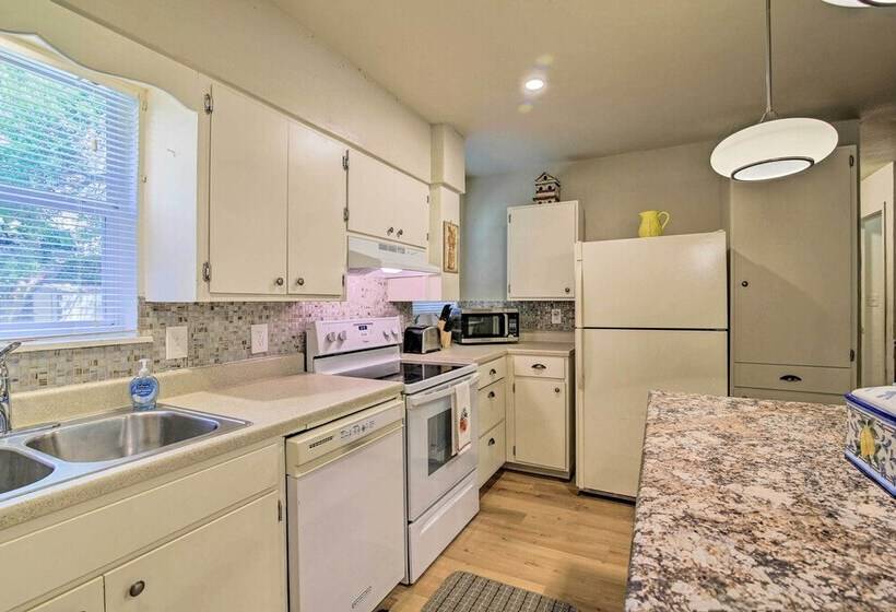 Utopia Family Home, 2 Blocks To Utopia Park!