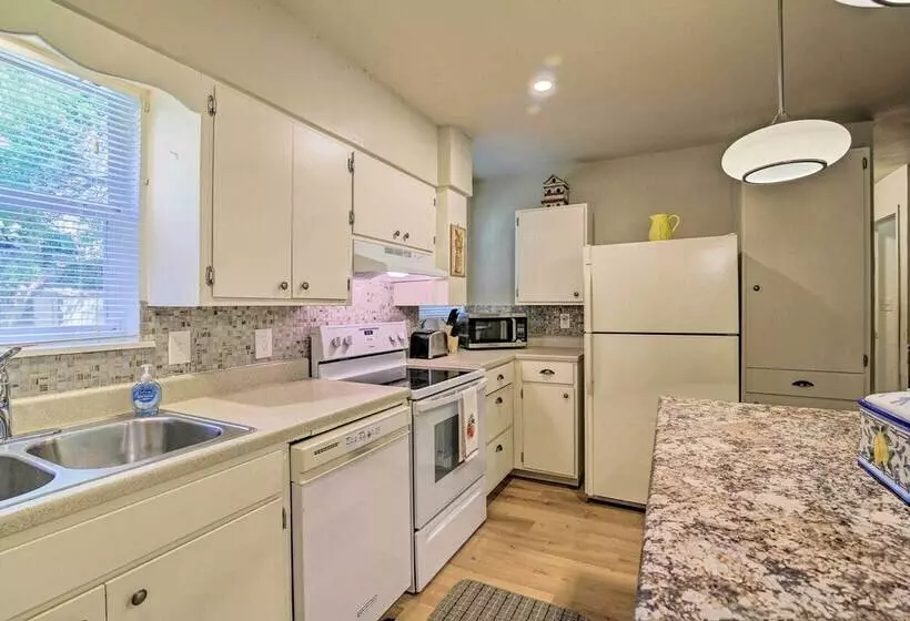 Utopia Family Home, 2 Blocks To Utopia Park!