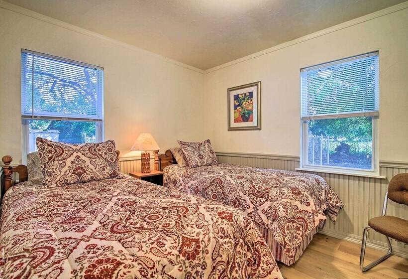 Utopia Family Home, 2 Blocks To Utopia Park!