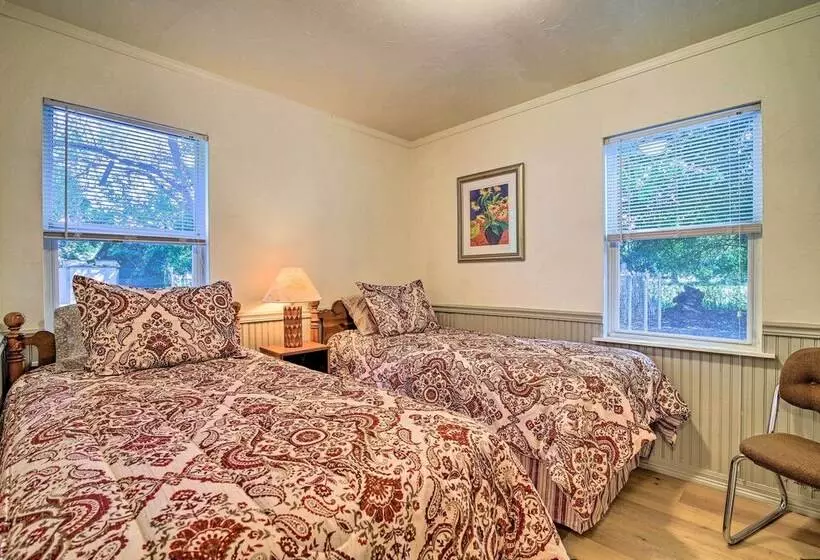 Utopia Family Home, 2 Blocks To Utopia Park!