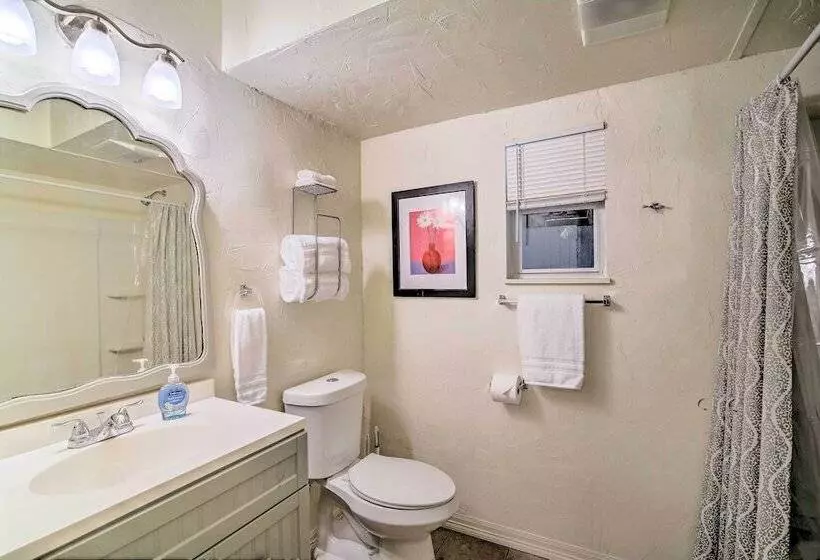 Utopia Family Home, 2 Blocks To Utopia Park!