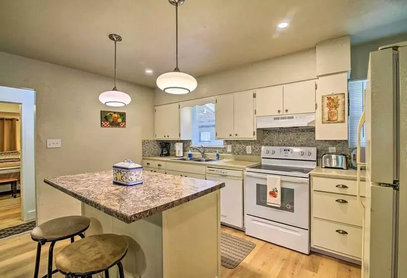 Utopia Family Home, 2 Blocks To Utopia Park!