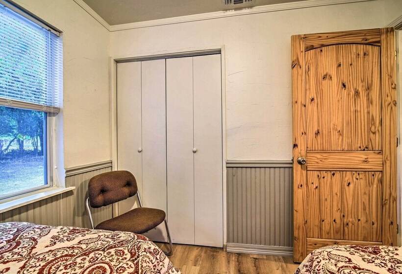 Utopia Family Home, 2 Blocks To Utopia Park!