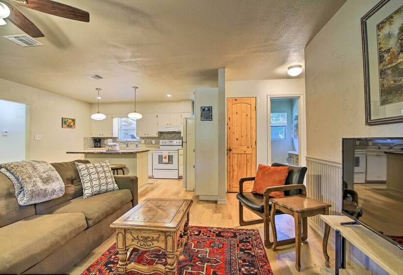 Utopia Family Home, 2 Blocks To Utopia Park!