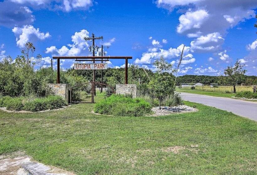 Utopia Family Home, 2 Blocks To Utopia Park!