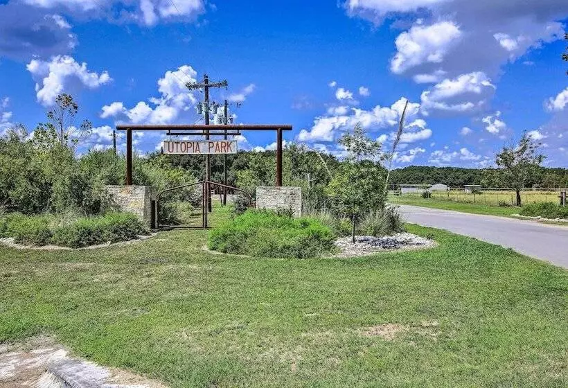 Utopia Family Home, 2 Blocks To Utopia Park!