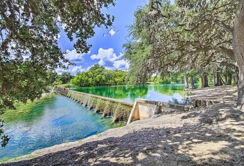 Utopia Family Home, 2 Blocks To Utopia Park!