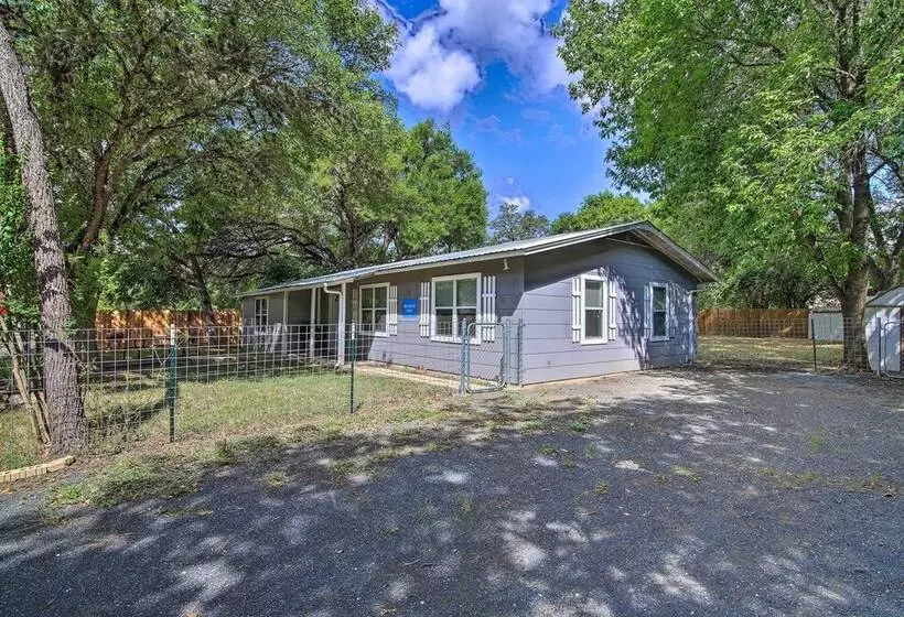 Utopia Family Home, 2 Blocks To Utopia Park!