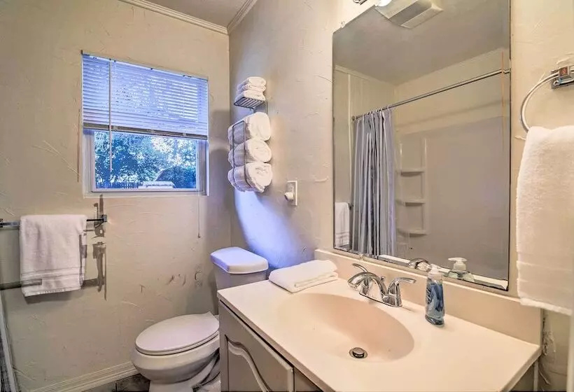 Utopia Family Home, 2 Blocks To Utopia Park!