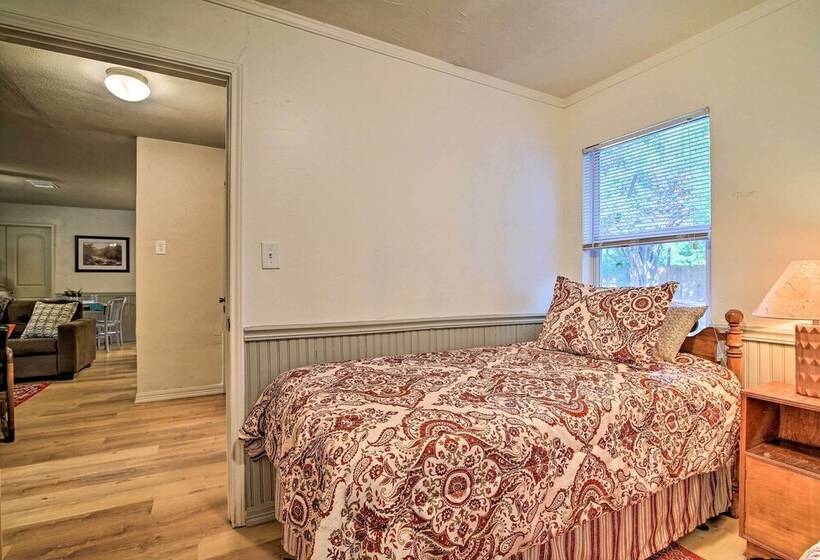 Utopia Family Home, 2 Blocks To Utopia Park!