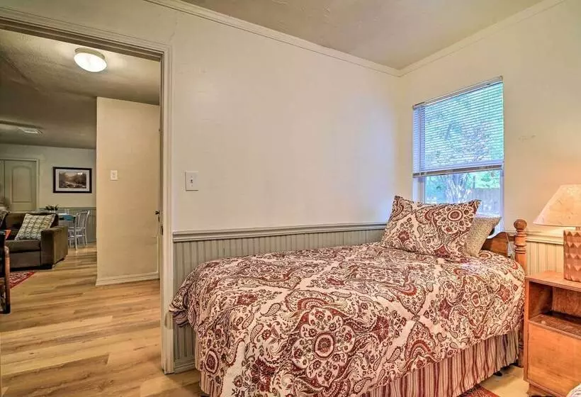 Utopia Family Home, 2 Blocks To Utopia Park!