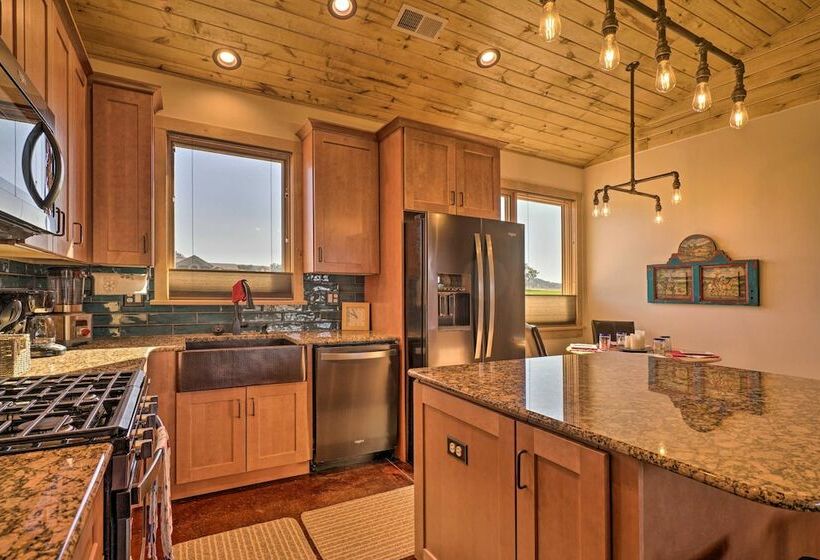 Arkansas River Valley Casita: 9 Acre Hayfield!