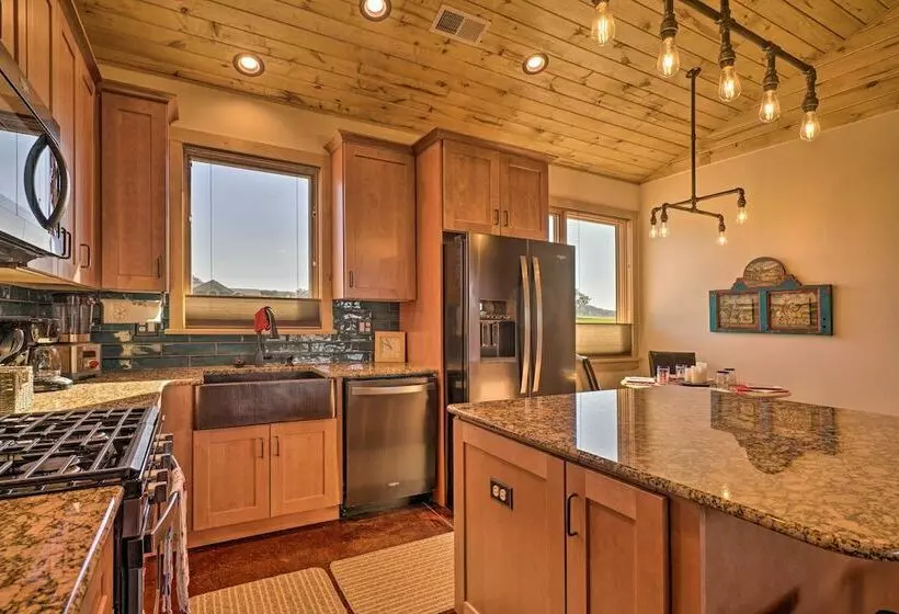 Arkansas River Valley Casita: 9 Acre Hayfield!