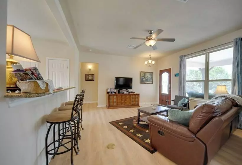 Hill Country Casita W/ Patio: 13 Mi To Dtwn Boerne