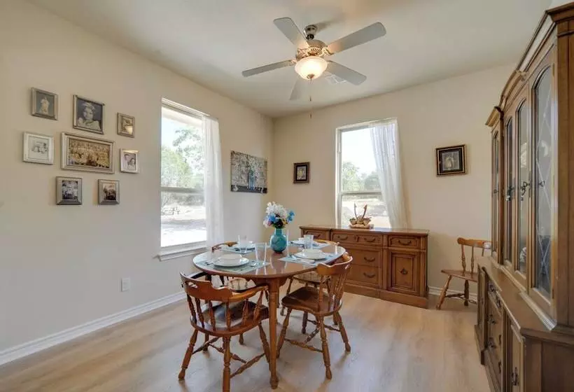 Hill Country Casita W/ Patio: 13 Mi To Dtwn Boerne