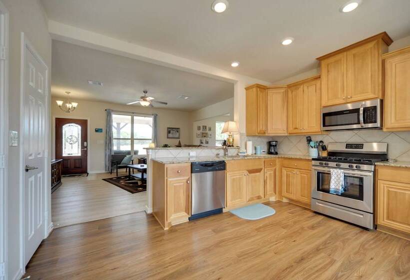 Hill Country Casita W/ Patio: 13 Mi To Dtwn Boerne