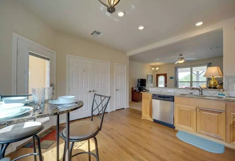 Hill Country Casita W/ Patio: 13 Mi To Dtwn Boerne