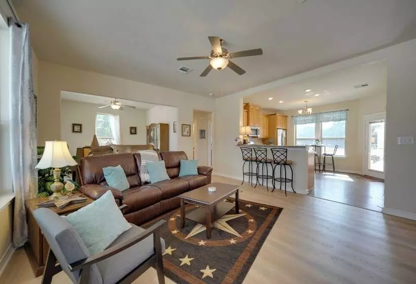 Hill Country Casita W/ Patio: 13 Mi To Dtwn Boerne