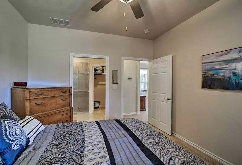 Hill Country Casita W/ Patio: 13 Mi To Dtwn Boerne