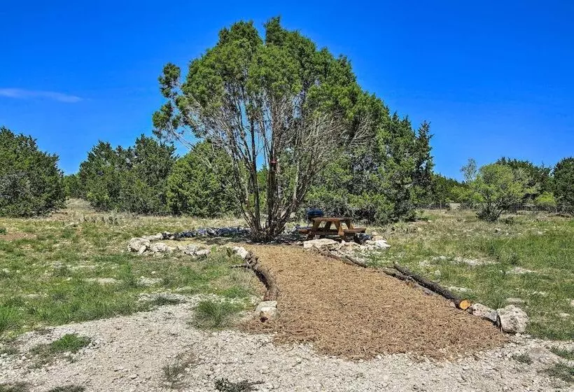 Hill Country Casita W/ Patio: 13 Mi To Dtwn Boerne