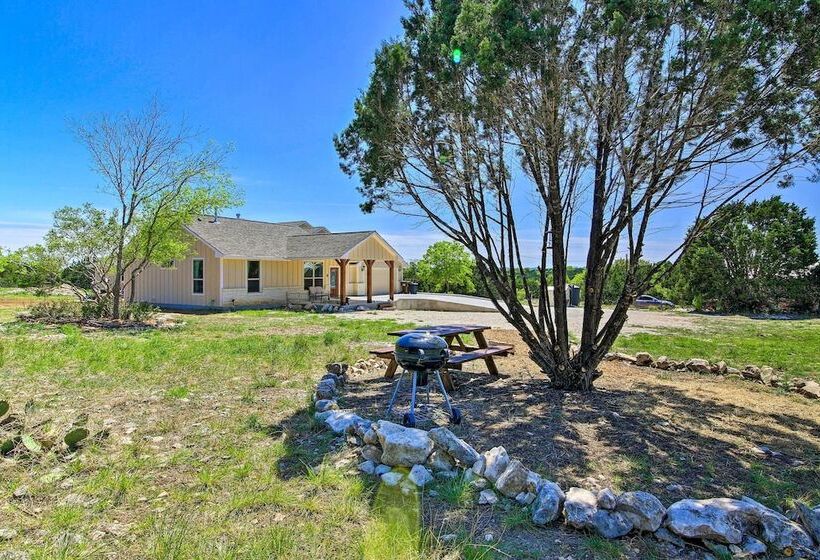 Hill Country Casita W/ Patio: 13 Mi To Dtwn Boerne