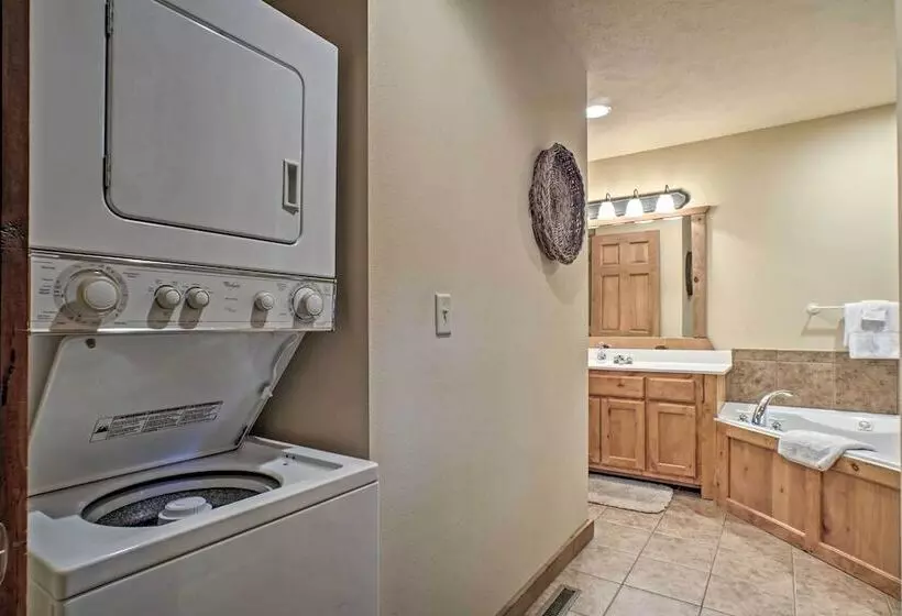 Branson West Retreat: 2 Suites W/ Ideal Location!